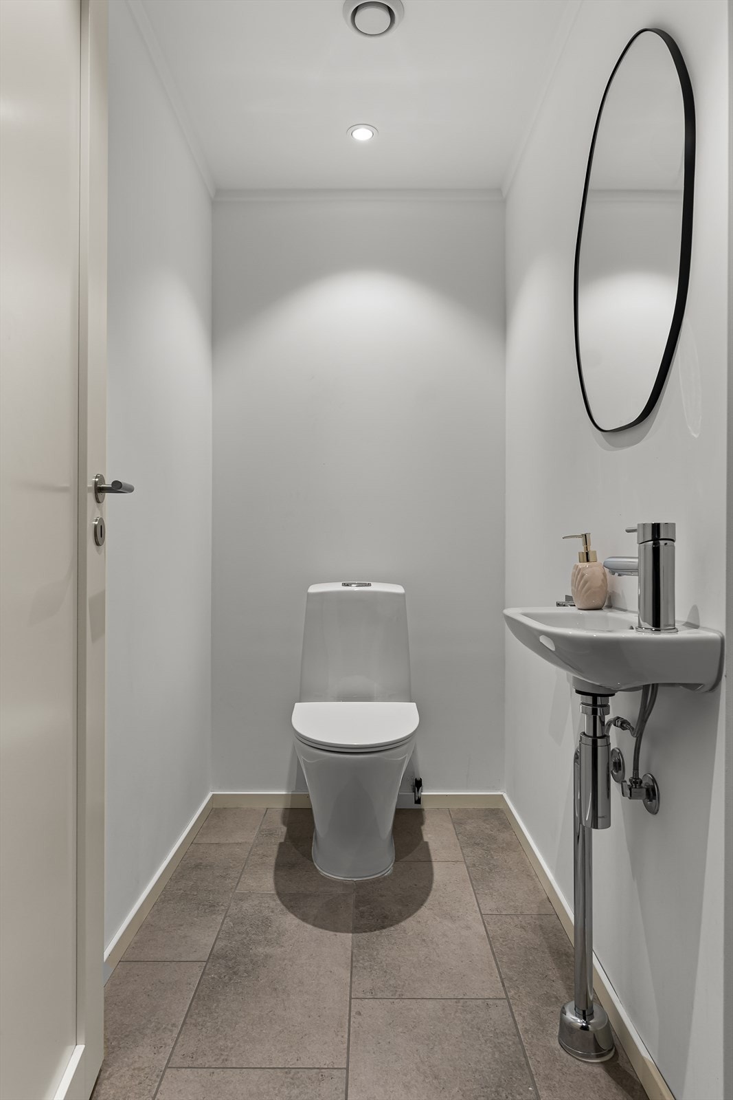 Toalettrom i underetasjen. Galleribilde