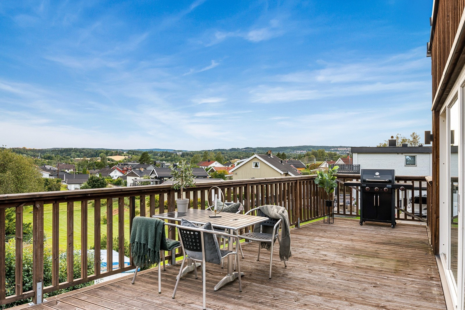 Terrasse med adkomst fra stue. Galleribilde