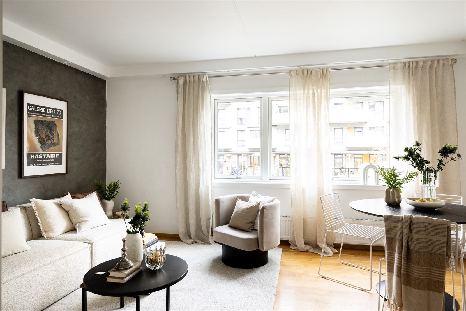 Stuen er lys og luftig med store vindusflater som sørger for rikelig med innslipp av naturlig lys. Galleribilde