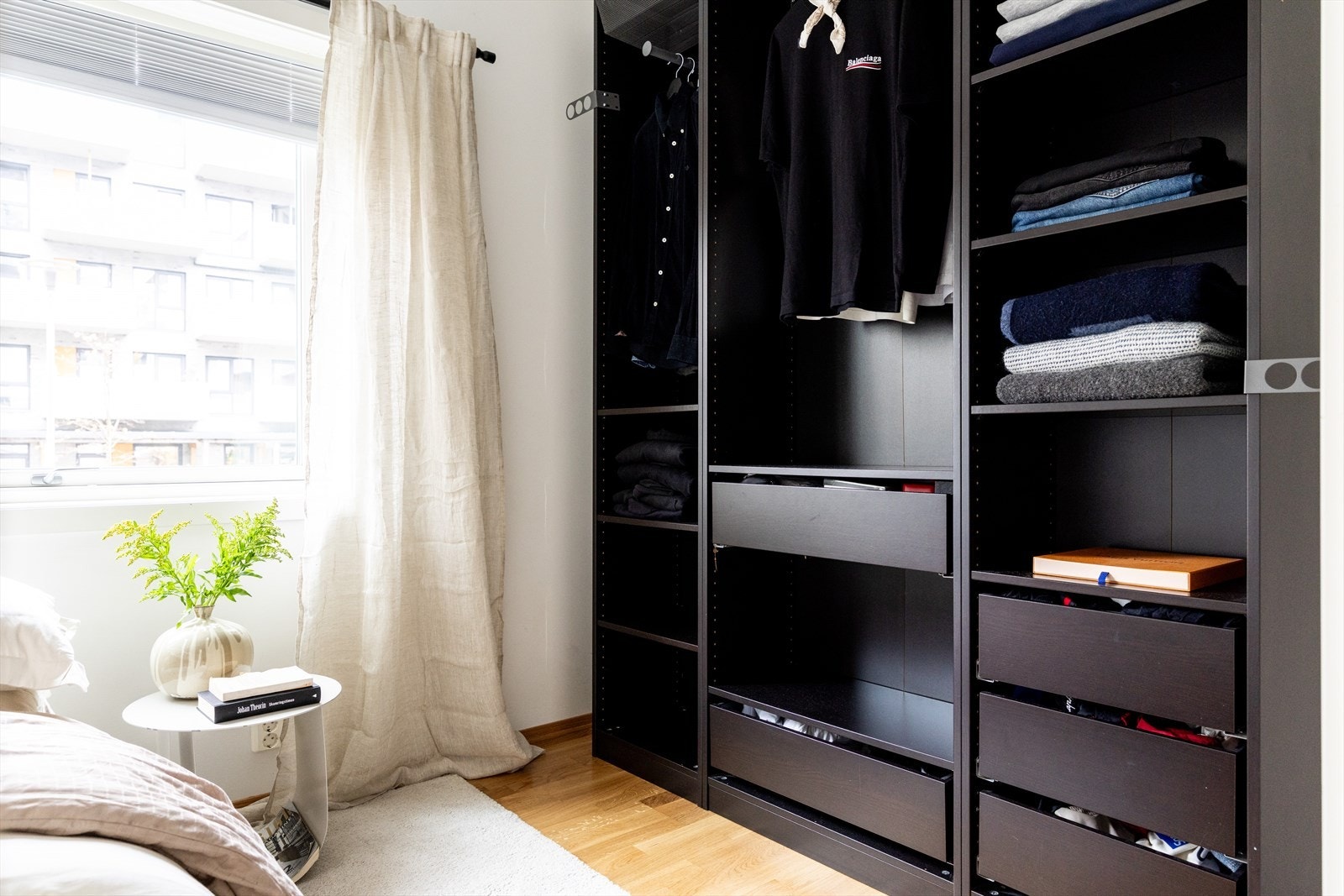 Rommet passer ypperlig som barnerom, gjesterom eller hjemmekontor - her er det også rikelig med oppbevaringsplass! Galleribilde