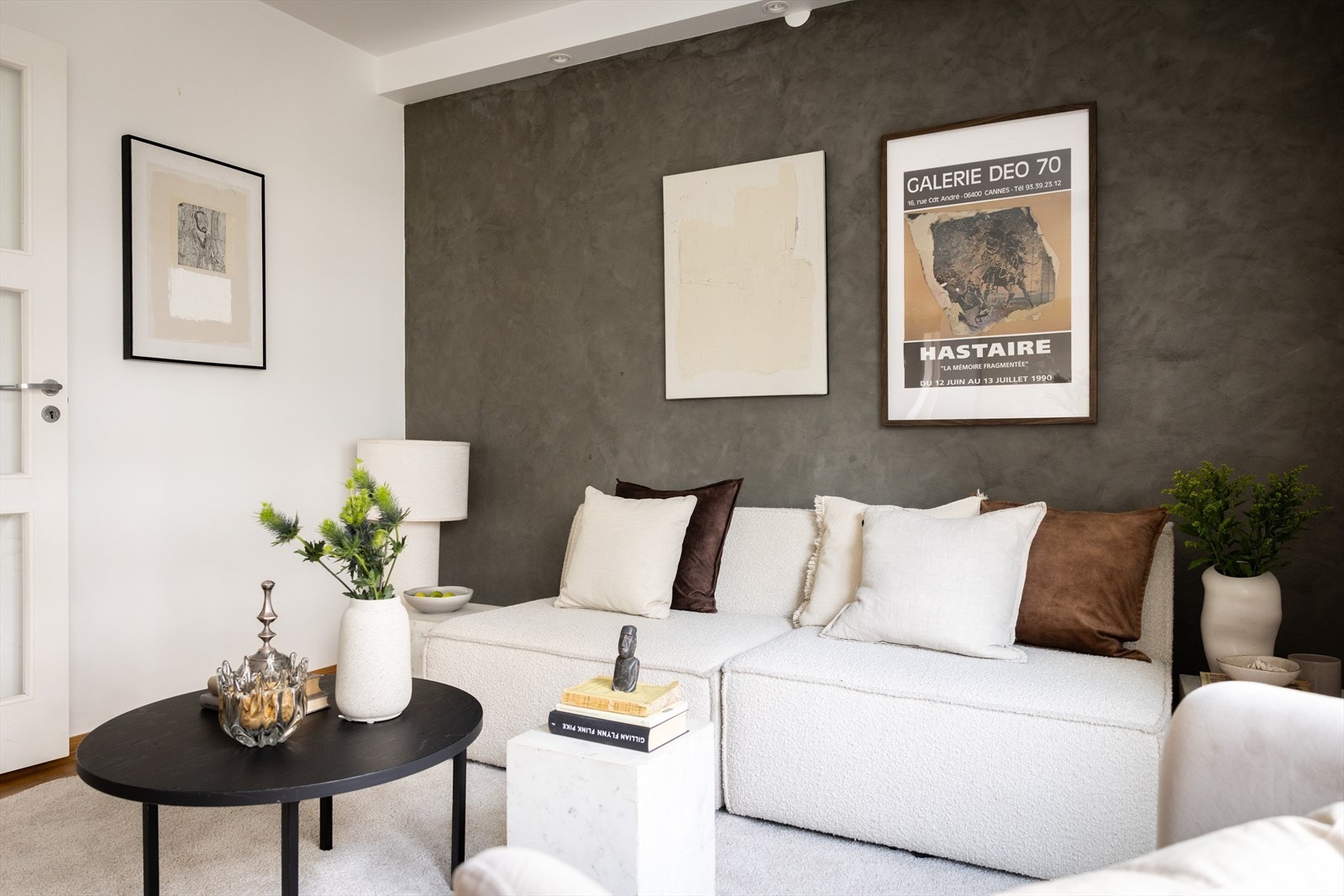 Planløsningen åpner for flere mulig møbleringsalternativer med god plass til sofagruppe, TV-møbler og spisebord. Galleribilde