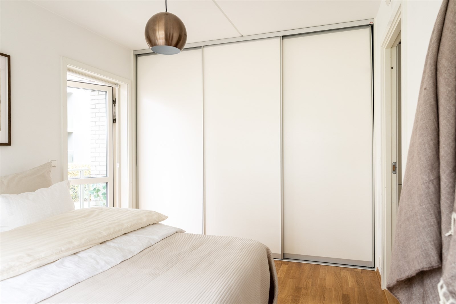 Rommet har også rikelig med oppbevaringsplass i en romslig skyvedørsgarderobe. Galleribilde