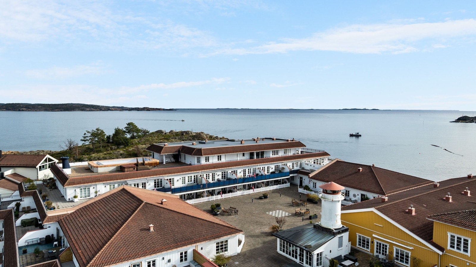 Her bor man sentralt til i idylliske omgivelser på Risøya, med gangavstand til alle fasiliteter i Stavern sentrum. Det er også kun fem minutter til golfbanen. Galleribilde