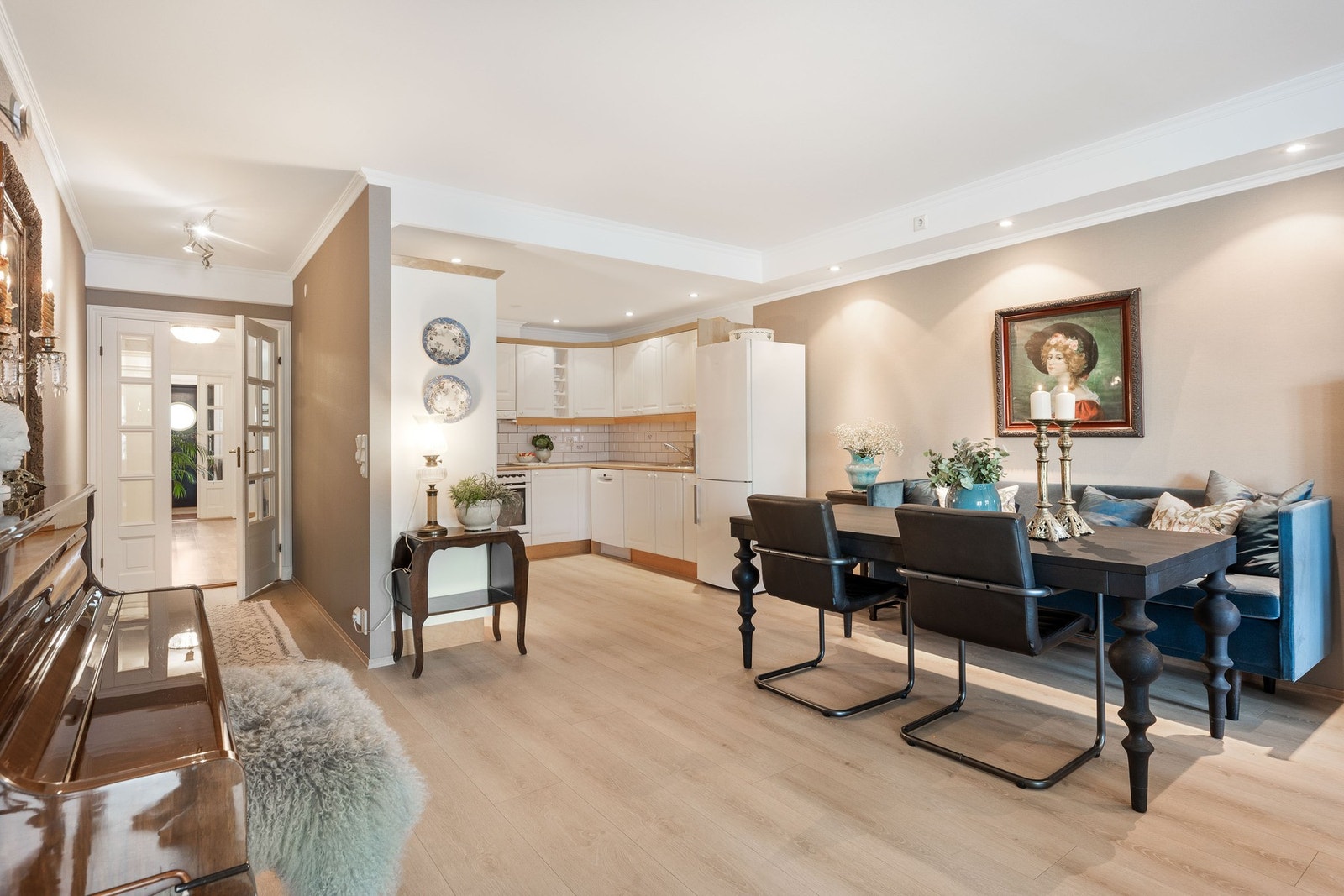 Kjøkken og stue ligger i åpen og sosial løsning. Galleribilde