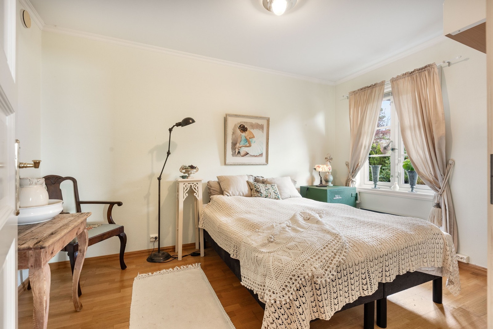 Leiligheten har to soverom. Det ene soverommet har plass til dobbeltseng og oppbevaringsmøbler. Galleribilde