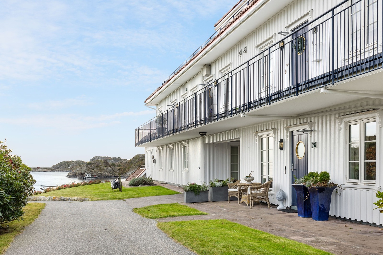 Inngangspartiet til leiligheten med uteplass og flott sjøutsikt. Galleribilde