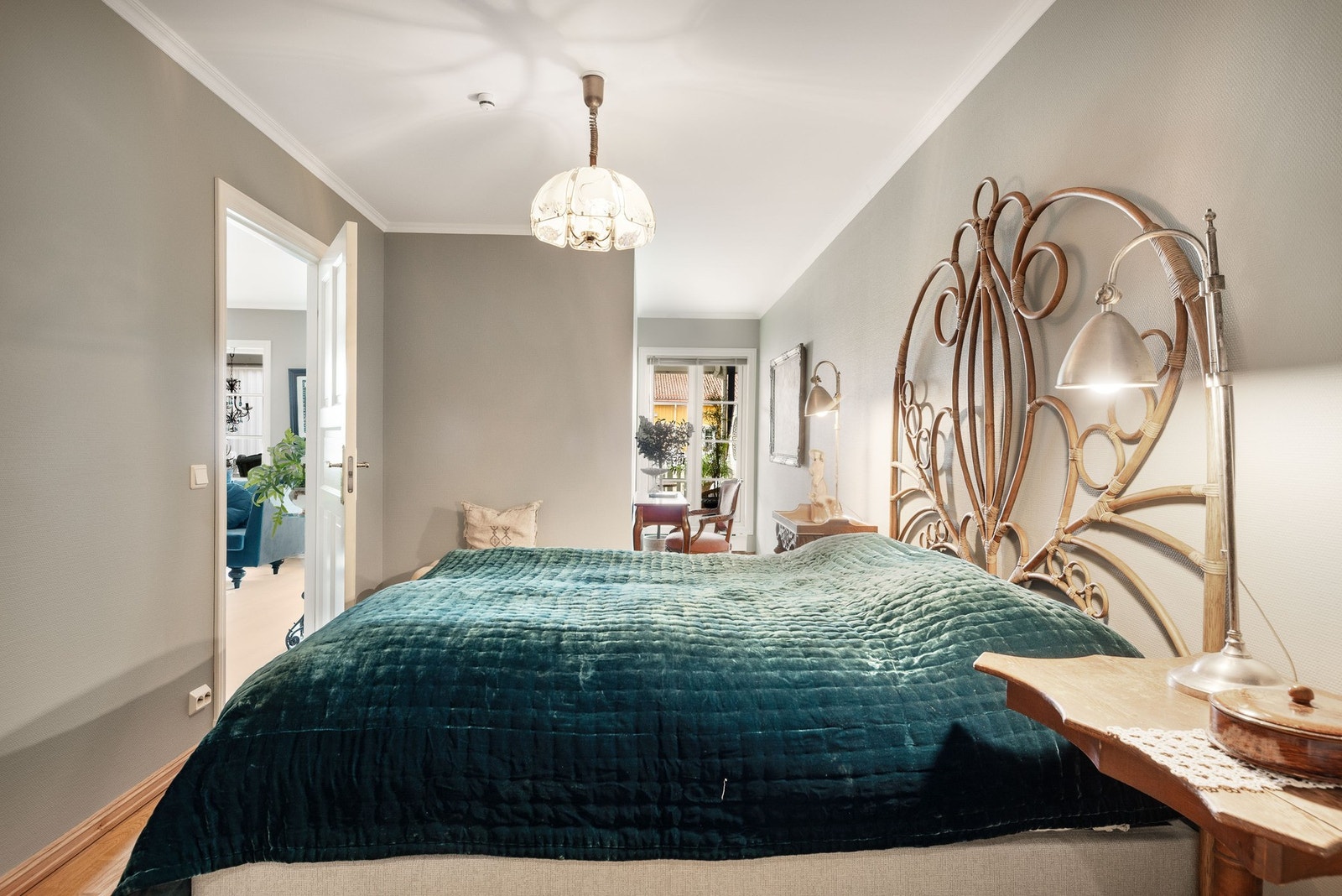 Hovedsoverommet ligger i suiteløsning med eget bad. Galleribilde