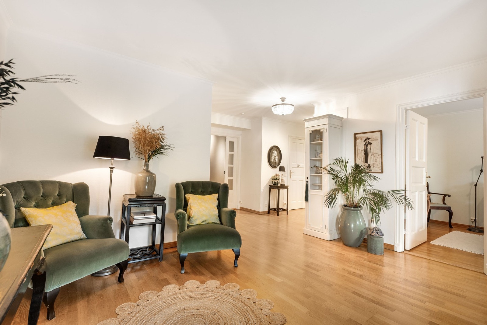 Det er god plass til flere møbleringsalternativer i stuen. Galleribilde