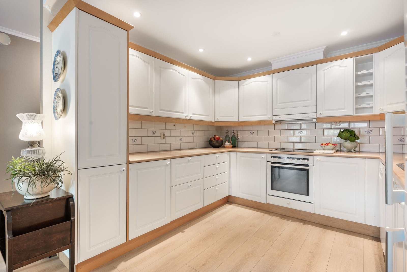 Kjøkkenet har profilerte fronter og godt med skap - og benkeplass. Galleribilde