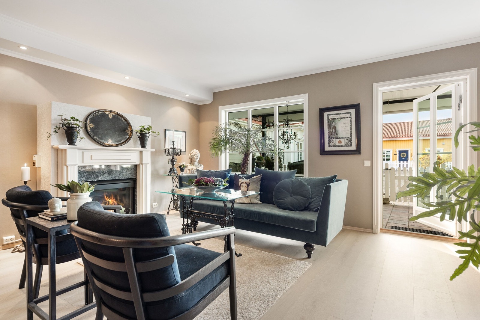 Det er god plass til spisestue og sofagruppe i stuen. Galleribilde