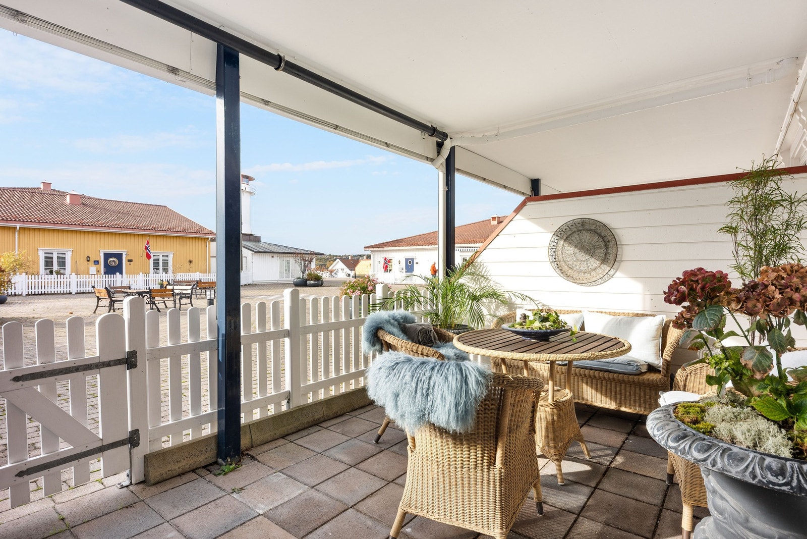 Uteplassen har utgang fra stuen mot atriumet. Galleribilde