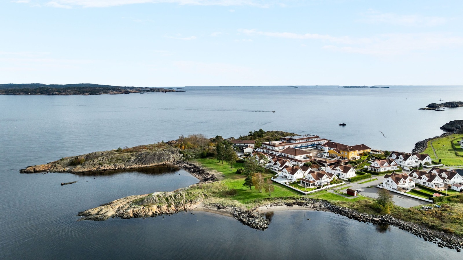 Rett nedenfor eiendommen finner man Nordstranda, og her ligger alt til rette for ekte sommeridyll. Galleribilde