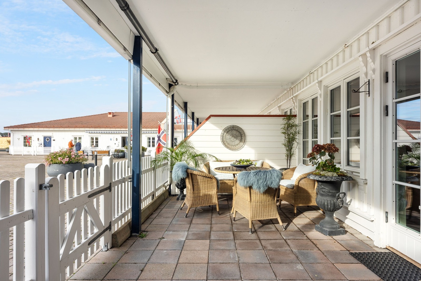 Uteplassen er romslig med god plass til utemøbler med både sittegruppe og godstoler. Galleribilde