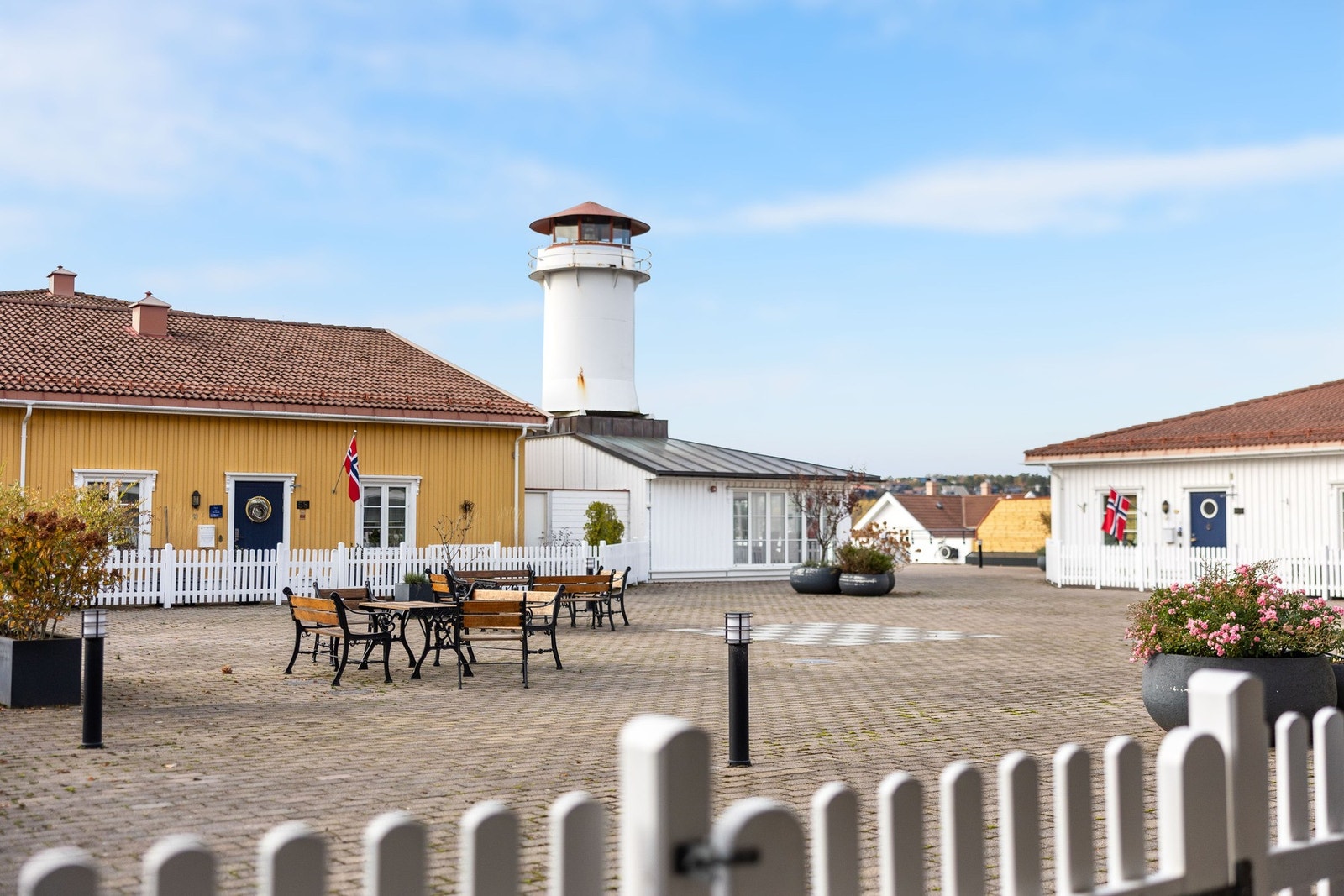 Atriumet er sosialt og hyggelig med felles utemøbler. Galleribilde