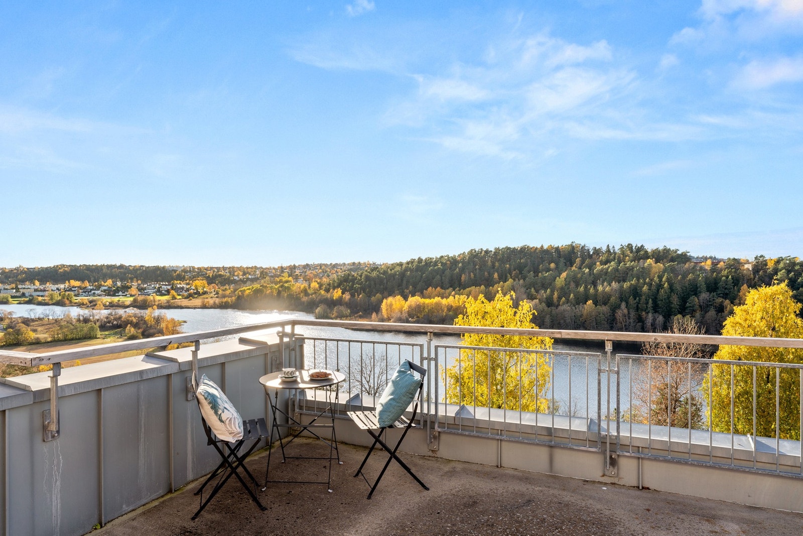 Langs svalgangen er det flere soner som beboere benytter for eget bruk. Galleribilde