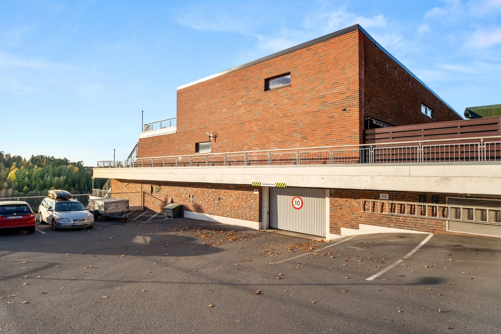 Det medfølger en utvendig parkeringsplass utenfor borettslagets garasjeanlegg. Galleribilde