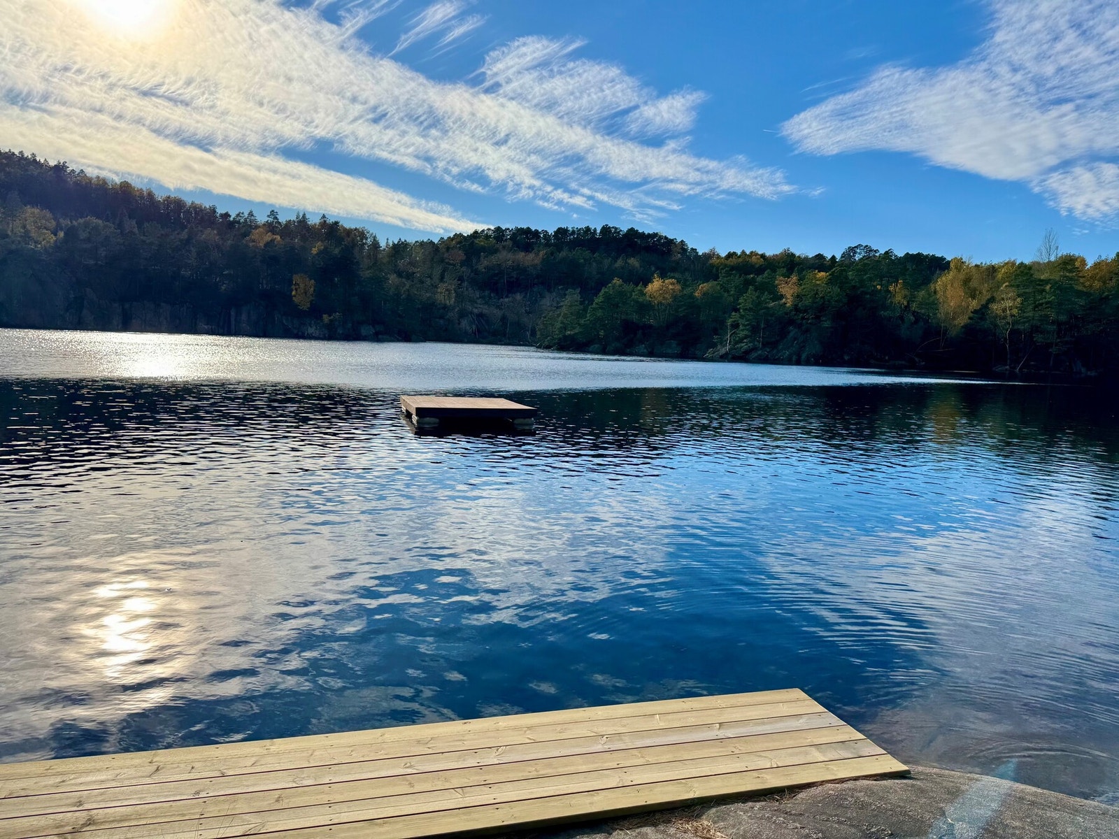 - Badeplassen med brygge er privat for beboerne i Bukksteinsdalen - Galleribilde
