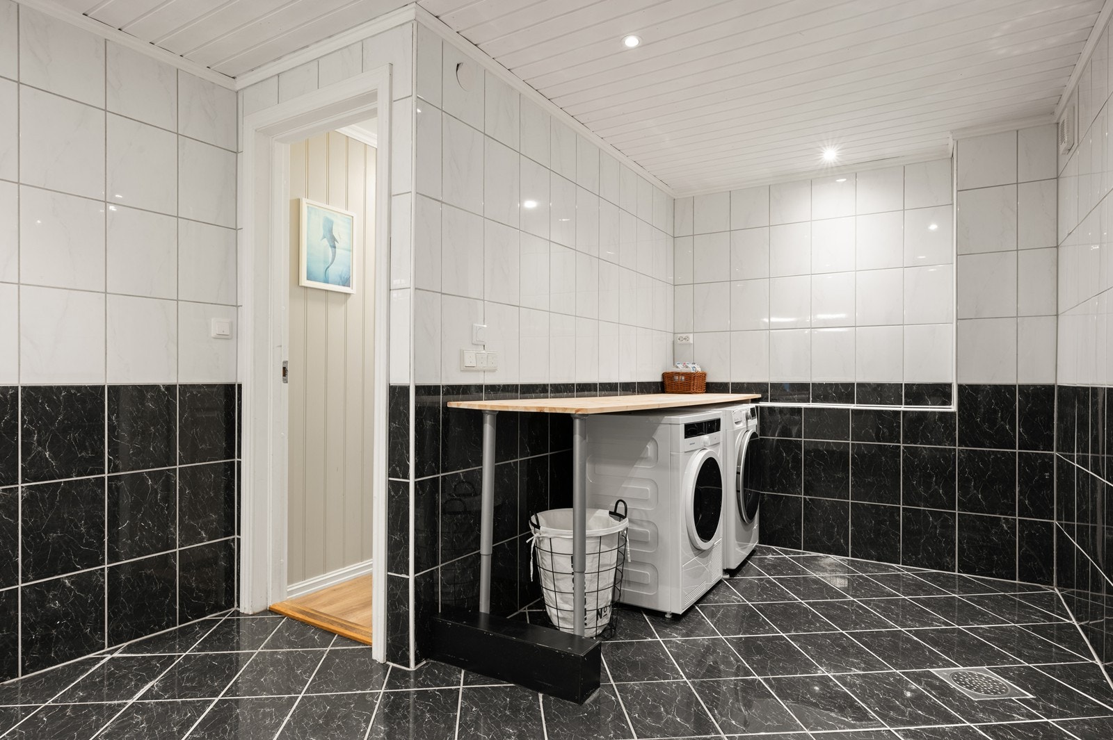 Rommet har innredning med 2 nedfelte servanter, dusjvegger/hjørne og opplegg for vaskemaskin. Det er varmekabler i gulv Galleribilde