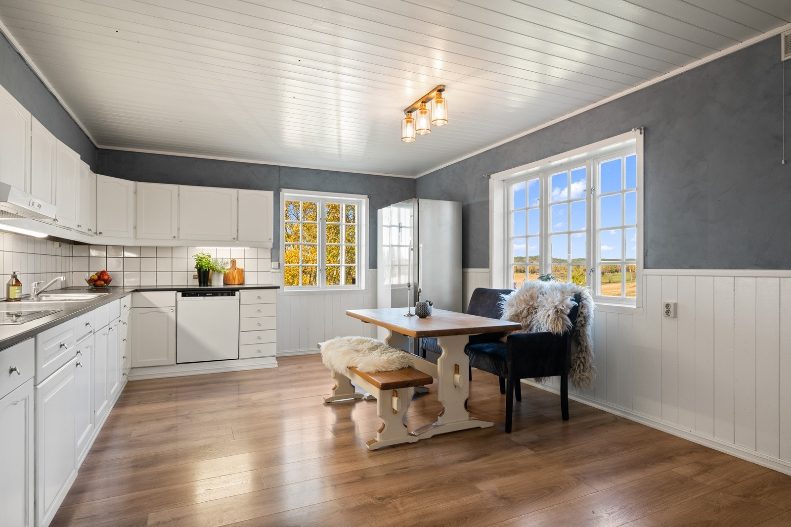 Kjøkkenet har innredning med profilerte fronter og laminat benkeplate Galleribilde