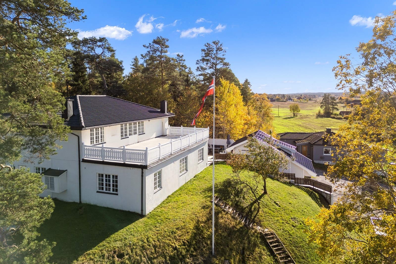 Eiendommen har en landlig beliggenhet i Degernes langs Haldenveien Galleribilde