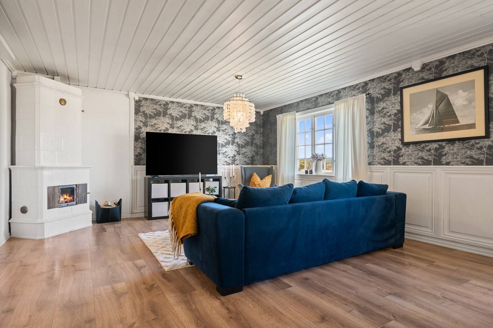 I stuen er det også kakkelovn Galleribilde