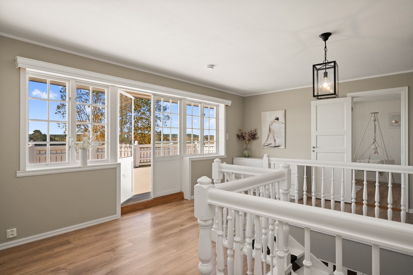 Fra gang i 2. etasje er det adkomst til romslig terrasse på 60 m² Galleribilde