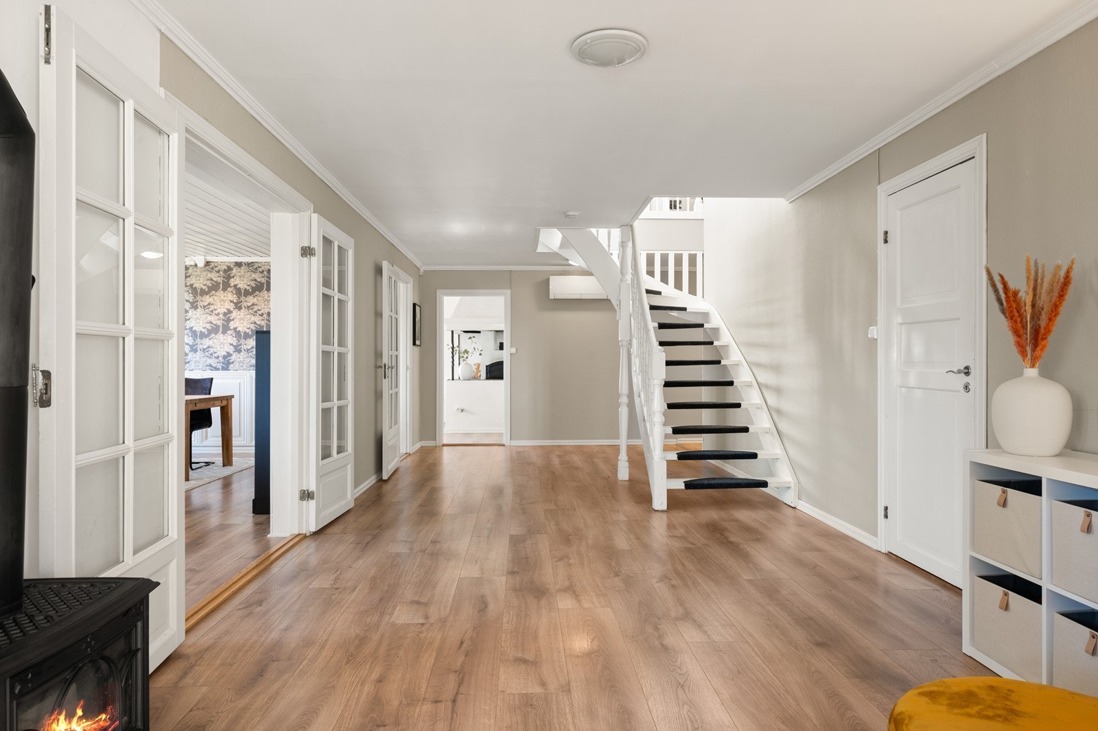 Hallen er også av god størrelse, her er det også peisovn for til lun oppvarming Galleribilde