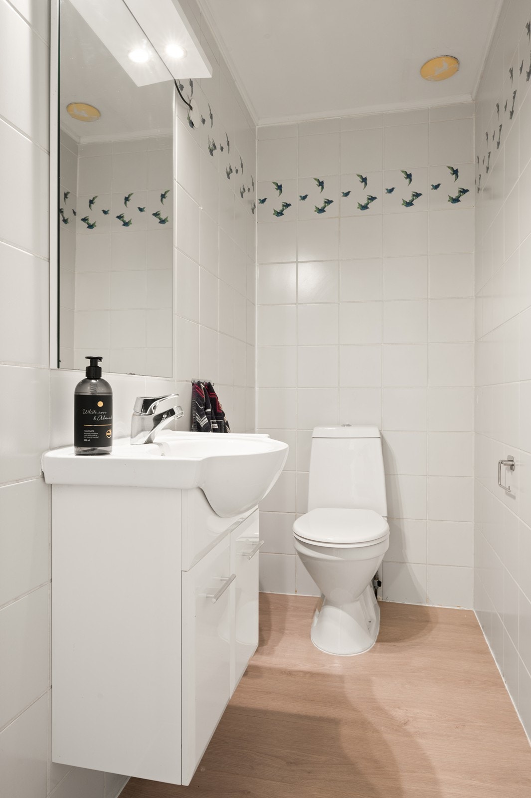 Separat toalettrom med wc og servant Galleribilde