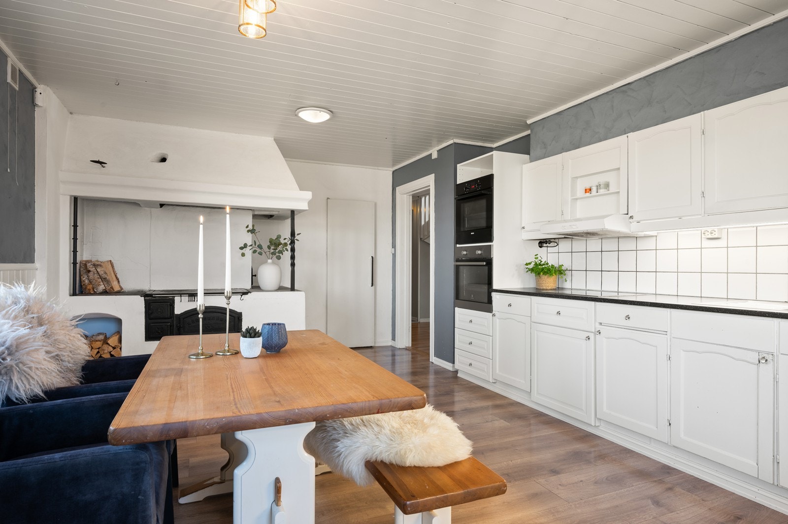 På kjøkkenet er det også vedfyrt bakerovn og kjølerom Galleribilde