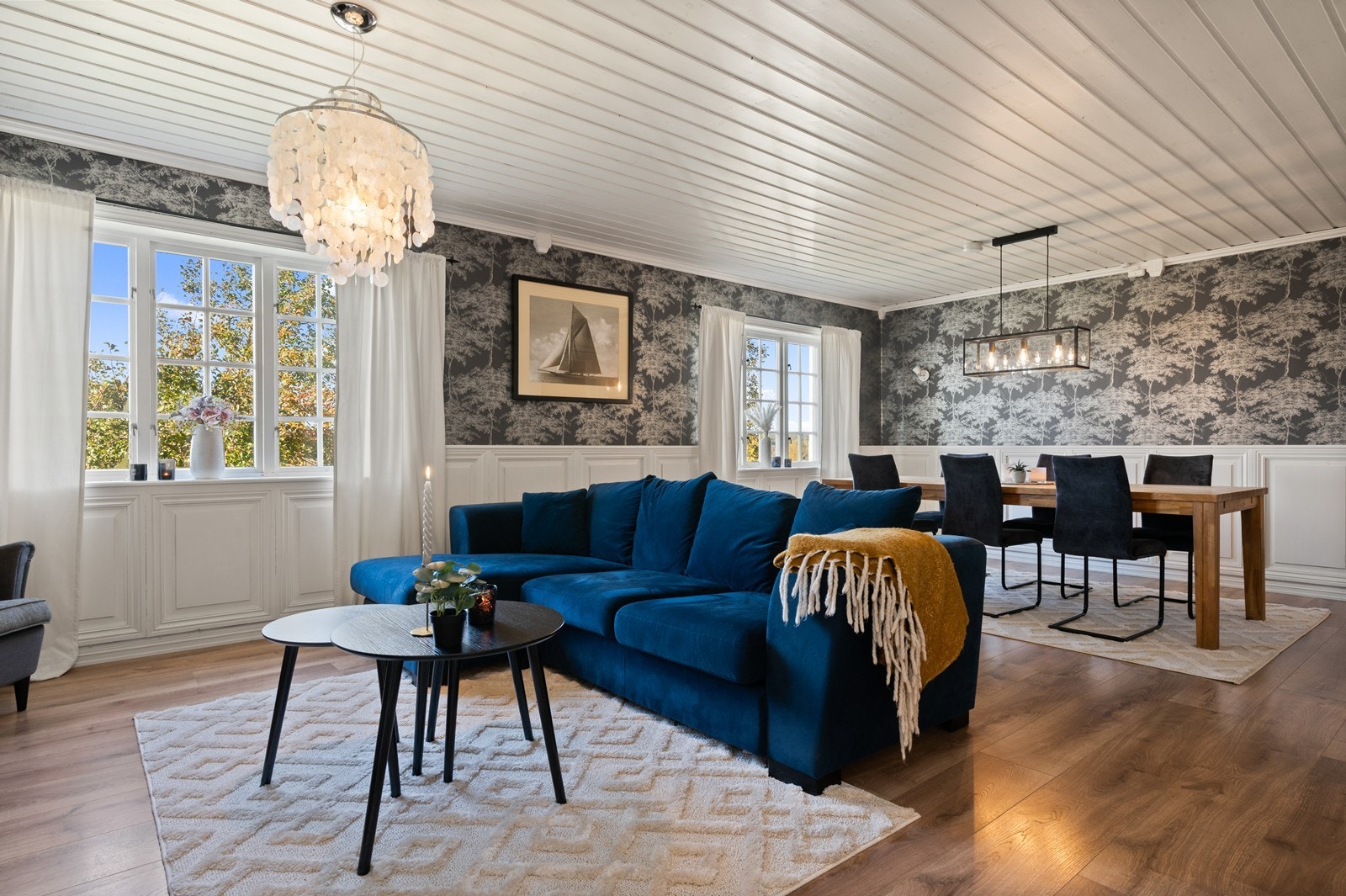 Stue med god plass til både sofa- og spisegruppe Galleribilde