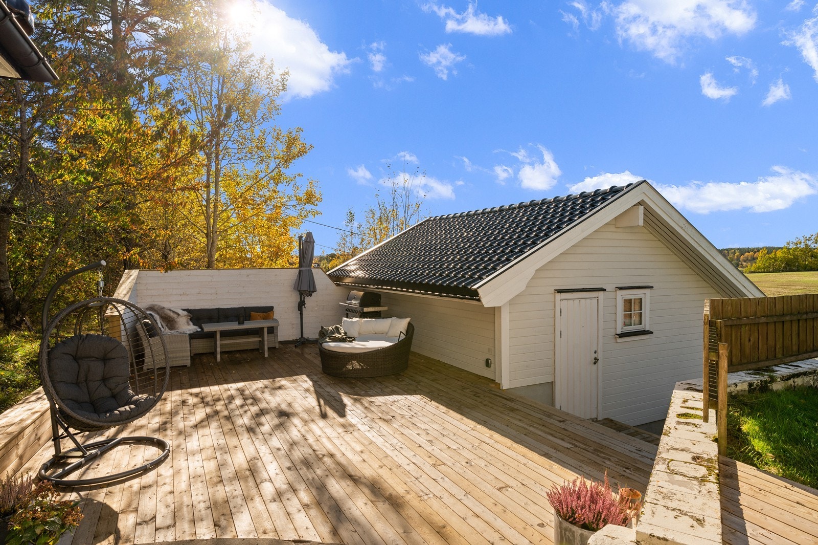 Eiendommen har en pent opparbeidet uteplass i tilknytning med garasjen Galleribilde