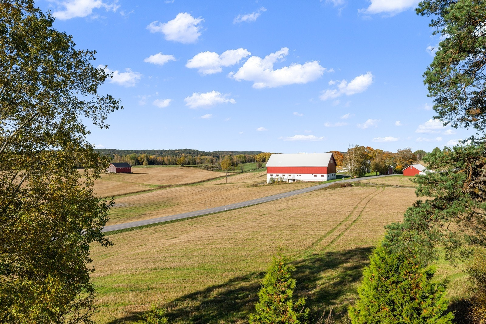 Fra terrassen det fin utsikt utover de landlige omgivelsene. Galleribilde