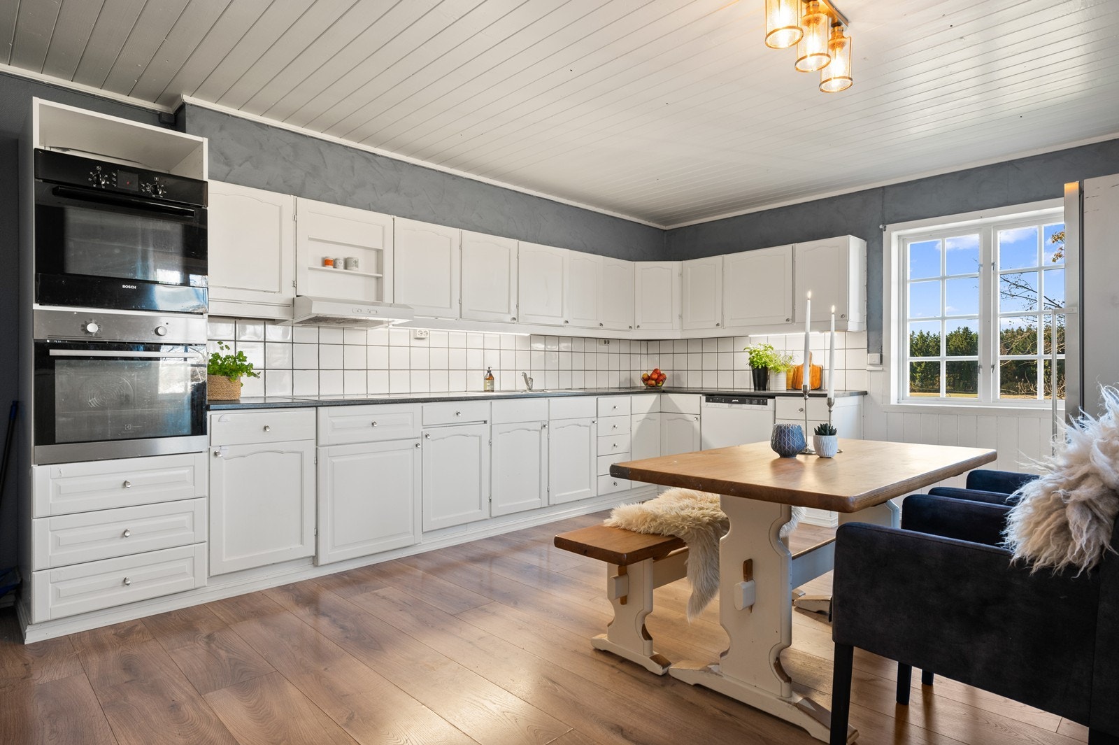 Det er to integrerte stekeovner, platetopp og oppvaskmaskin Galleribilde