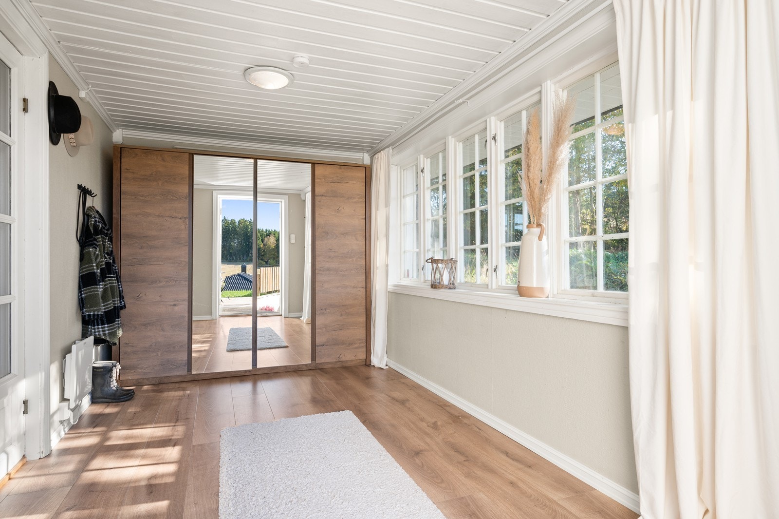 Entré med god plass til entrémøblement Galleribilde