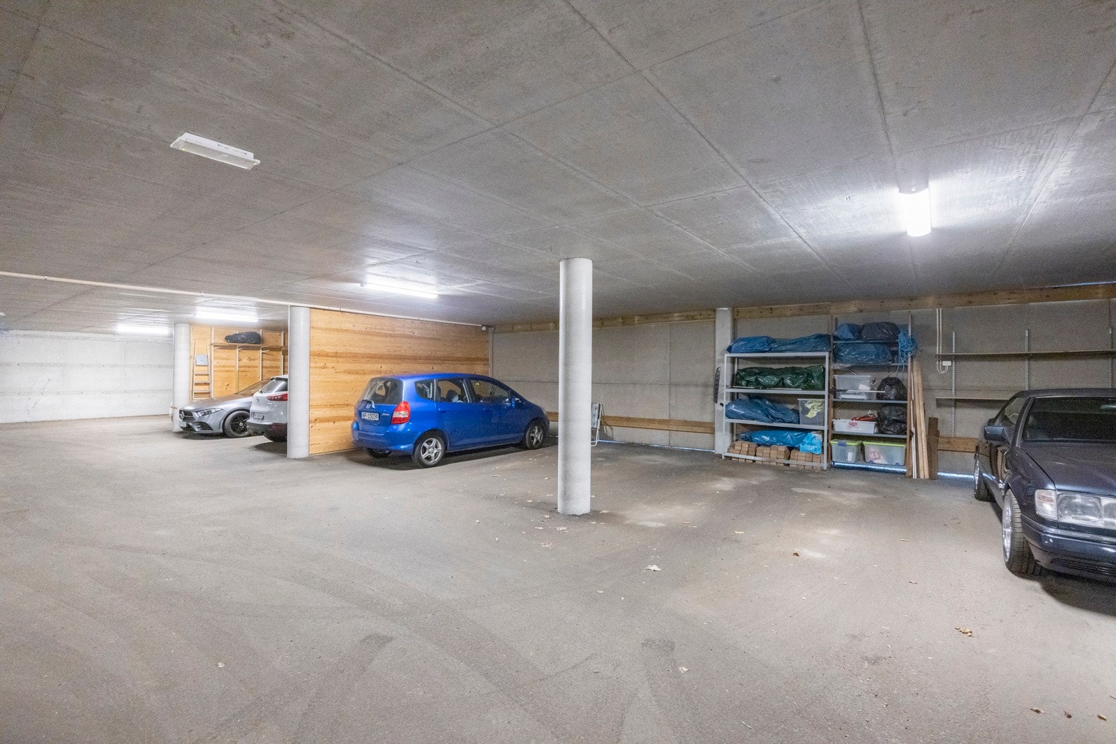 Egen parkeringsplass i felles garasjeanlegg rett over veien for boligkomplekset. Galleribilde