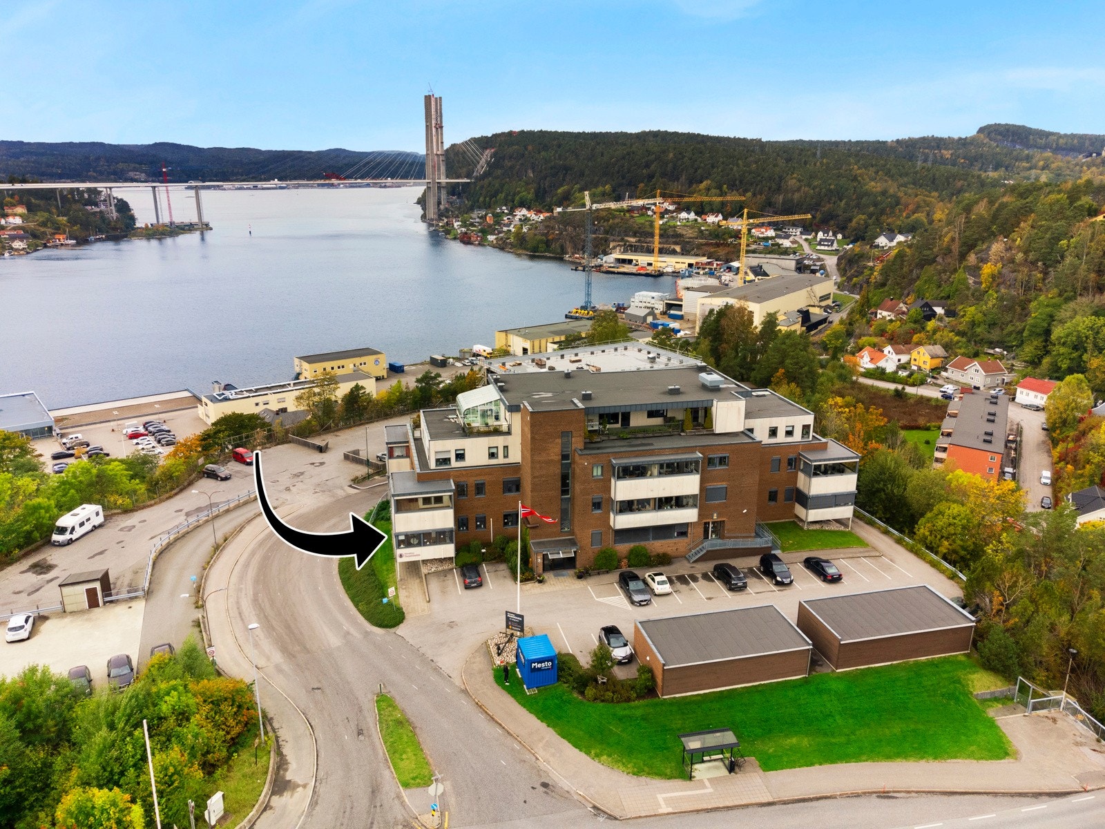 Eiendommen har en attraktiv beliggenhet i Brevik, med nydelig utsikt mot fjorden og svært gode solforhold. Her bor du sentralt, men samtidig tilbaketrukket, med gangavstand over Breviksbrua til Brotorvet kjøpesenter - med over 80 butikker Galleribilde