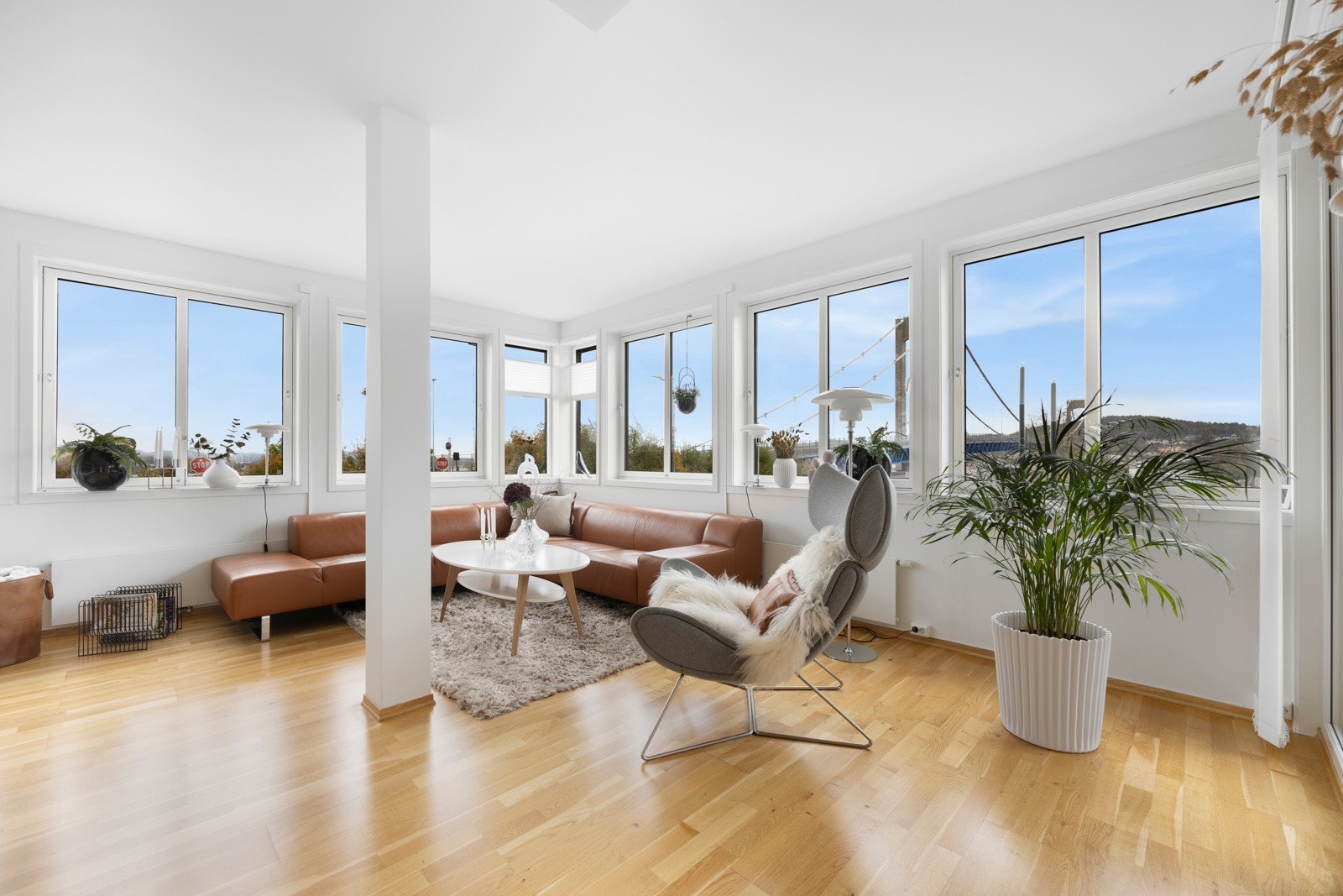 Lys og åpen stue-/spisestue med utgang til veranda med flott utsikt mot fjorden. Galleribilde