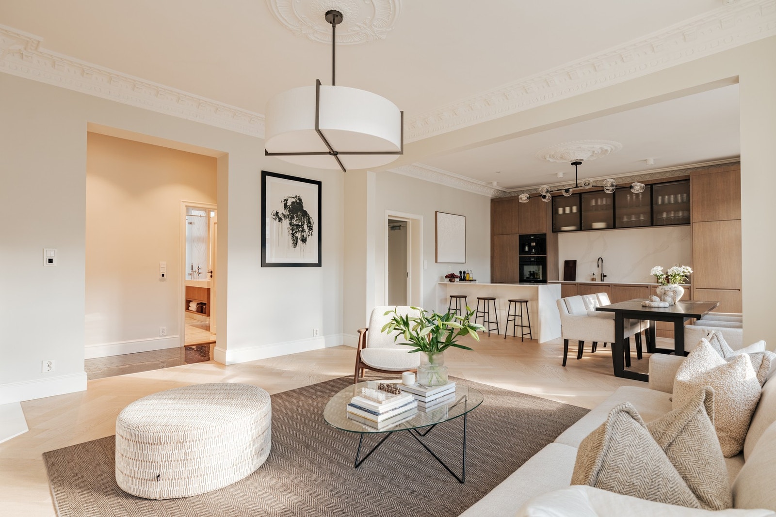 Elegant stukkatur og rosett setter prikken over i-en. Galleribilde