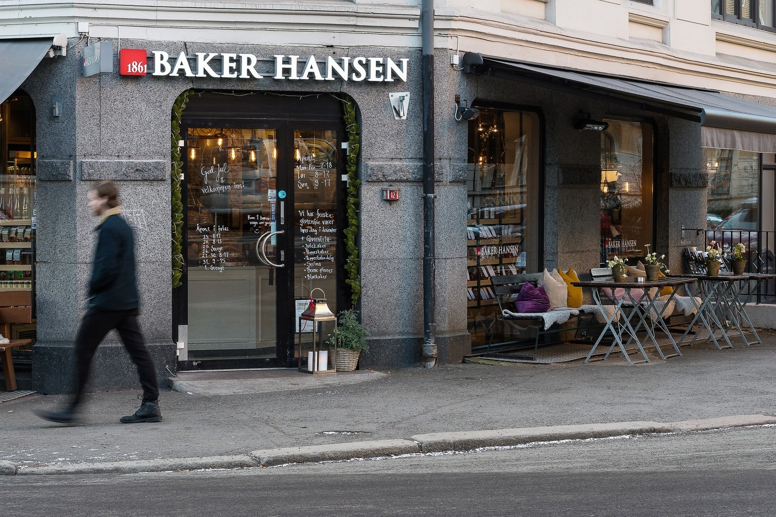 Bare noen få skritt til Baker Hansen - nybakte brød og kaffe rett rundt hjørnet. Galleribilde