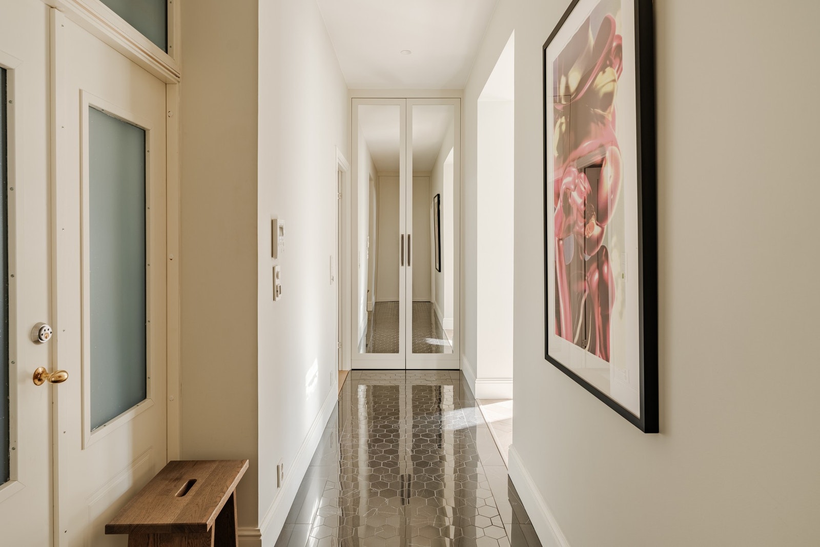 Velkommen inn i en entré med eksklusiv finish. Galleribilde