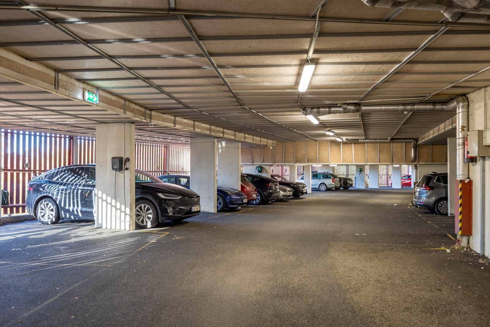 Det medfølger garasjeplass til leiligheten, i tillegg har sameiet gjesteparkering. Galleribilde
