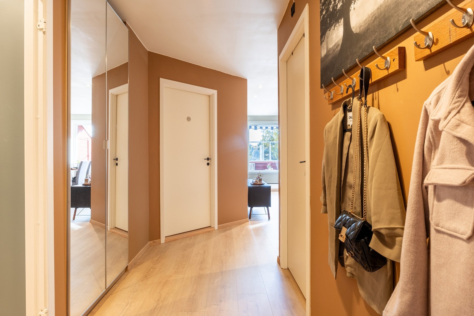 Lys og innbydende entré ønsker deg velkommen inn. Galleribilde