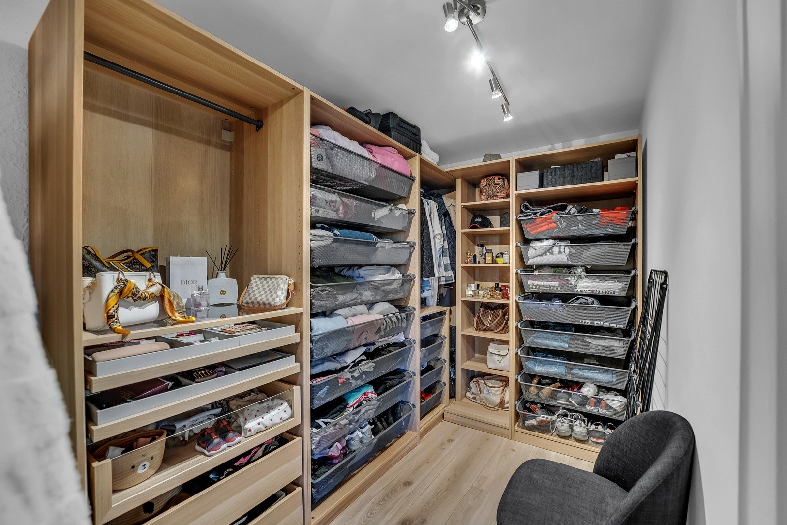 Omkledningsrommet har skap langs to sider med skuffer, hyller og oppheng til tøy. Galleribilde