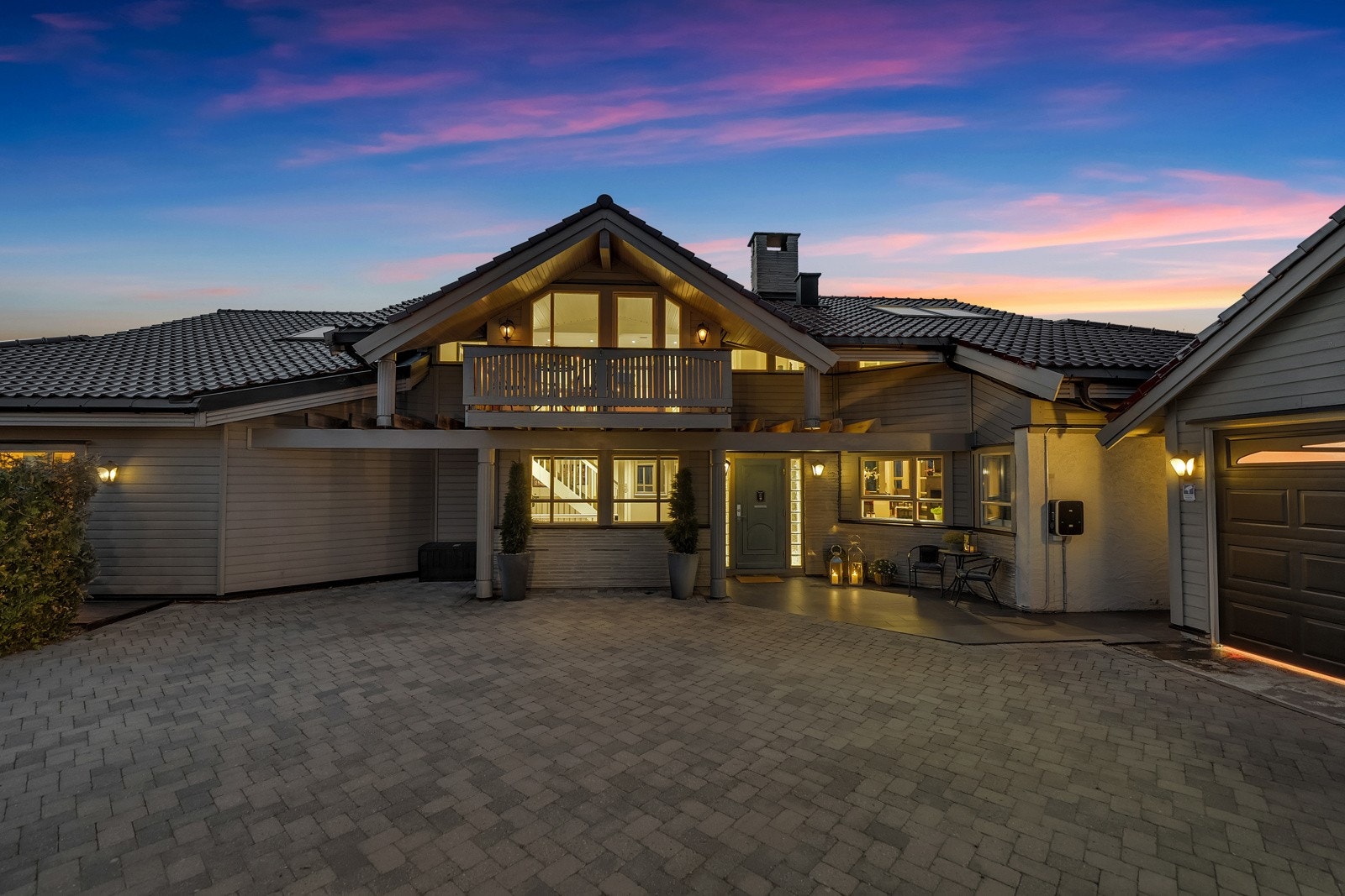 Det er plass til flere biler på steinsatt gårdsplass Galleribilde