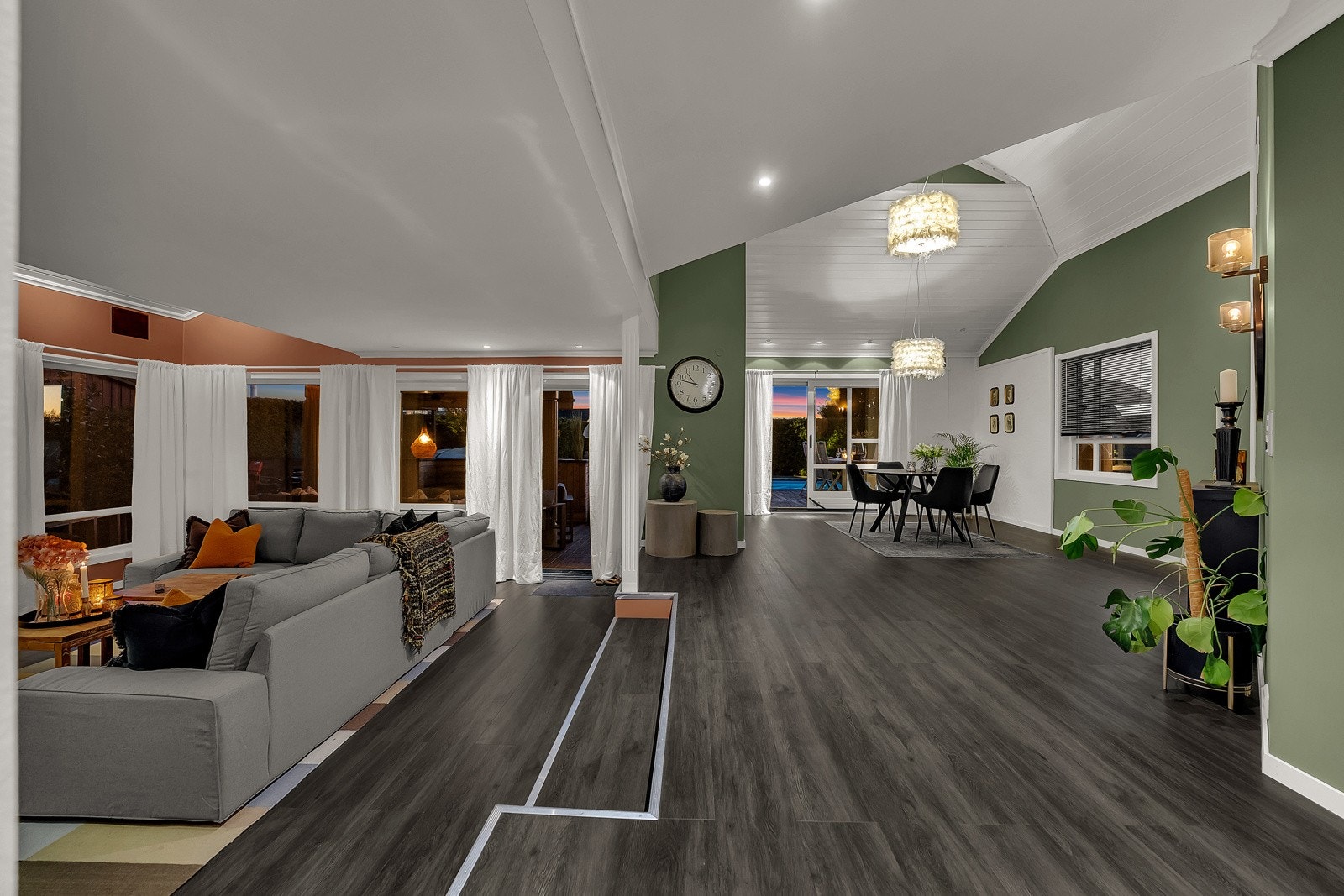 Stuen er stor og flott, delt i to luftige soner, over to nivåer, med inngang til et eget kinorom fra det øverste nivået Galleribilde