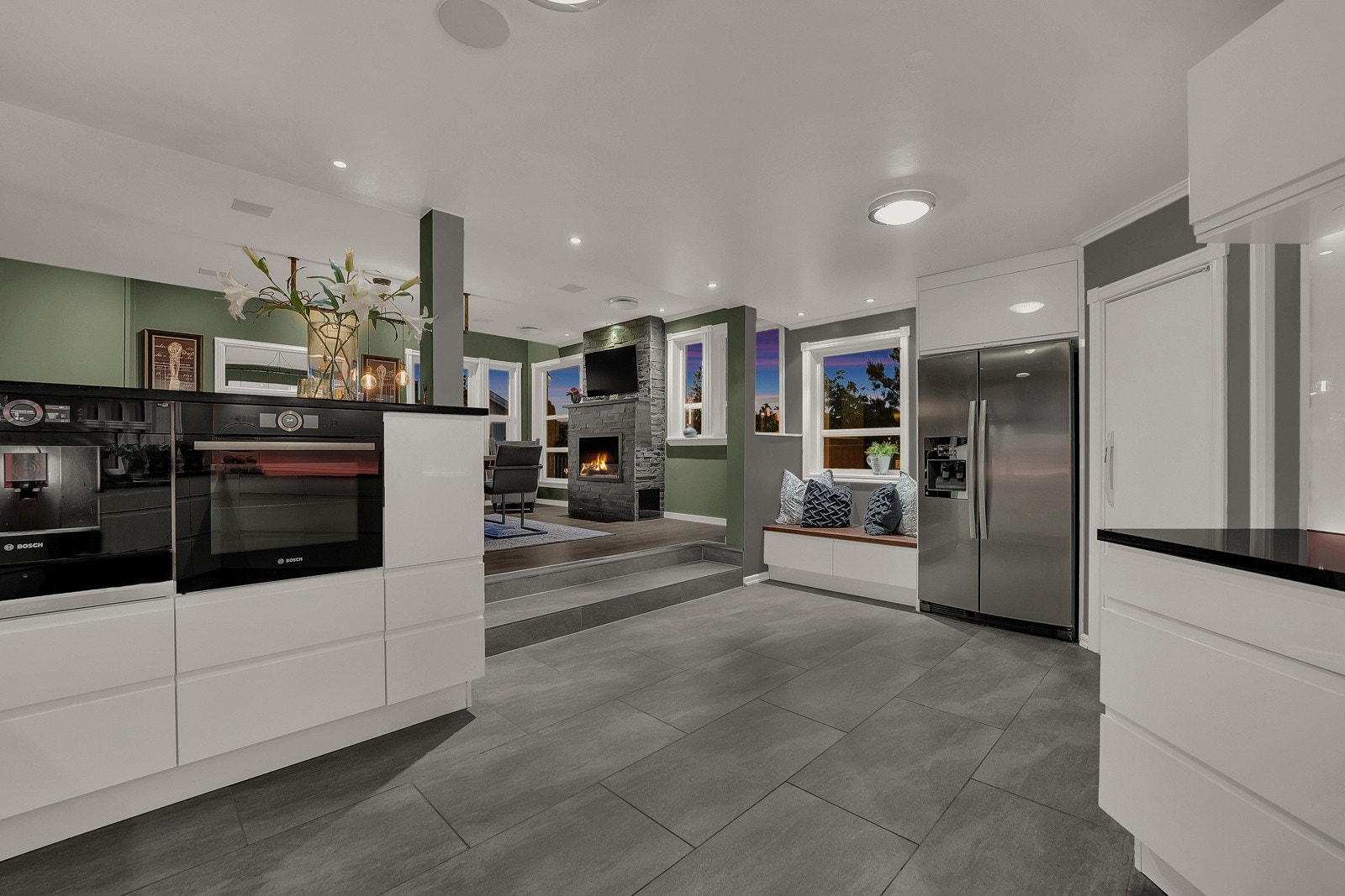 Kjøkkenet fikk en ny, pen innredning i 2010, plassert langs fire sider, med inngang til eget kjølerom og vaskerom med bi-inngang Galleribilde