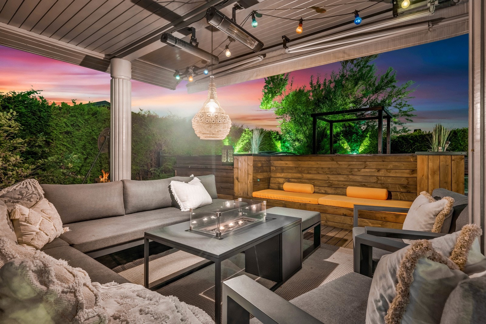 Gode vindusflater bader hele stuen i dagslys fra tre sider og det er skyvedører ut til terrassen fra begge soner Galleribilde