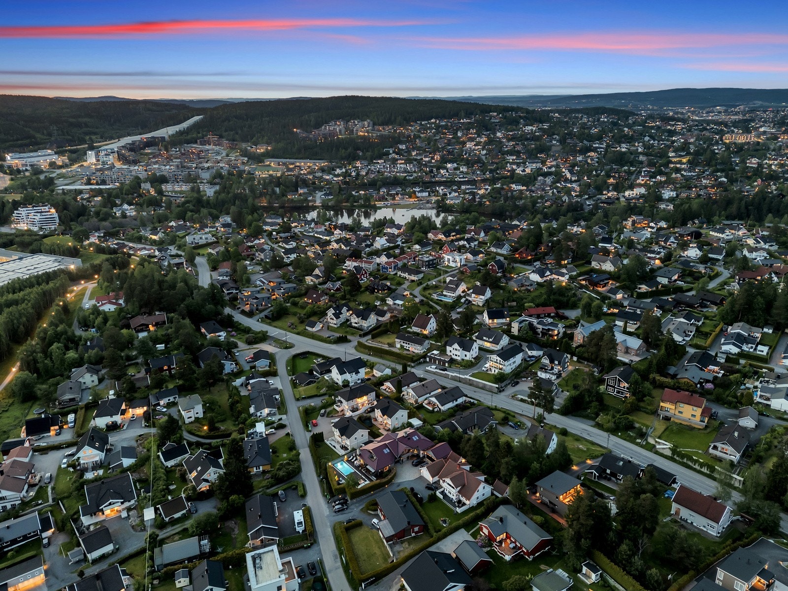 Eiendommen ligger i et meget attraktivt og barnevennlig boligområde på Kjenn i Lørenskog kommune. Området har gode oppvekstsvilkår, og et bredt idrettstilbud som favner de fleste. I nærområdet ligger Langvannet med brygge og sandstrand. Galleribilde