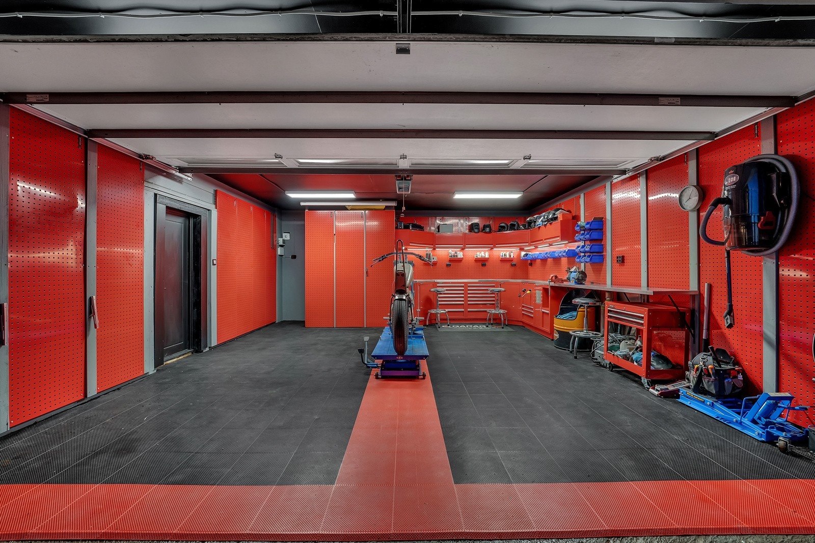 Det er parkering i en dobbelgarasje fra 2002. Garasjen er blant annet innredet med plassbygde innredning i fra Garasje 15 og følger handelen Galleribilde