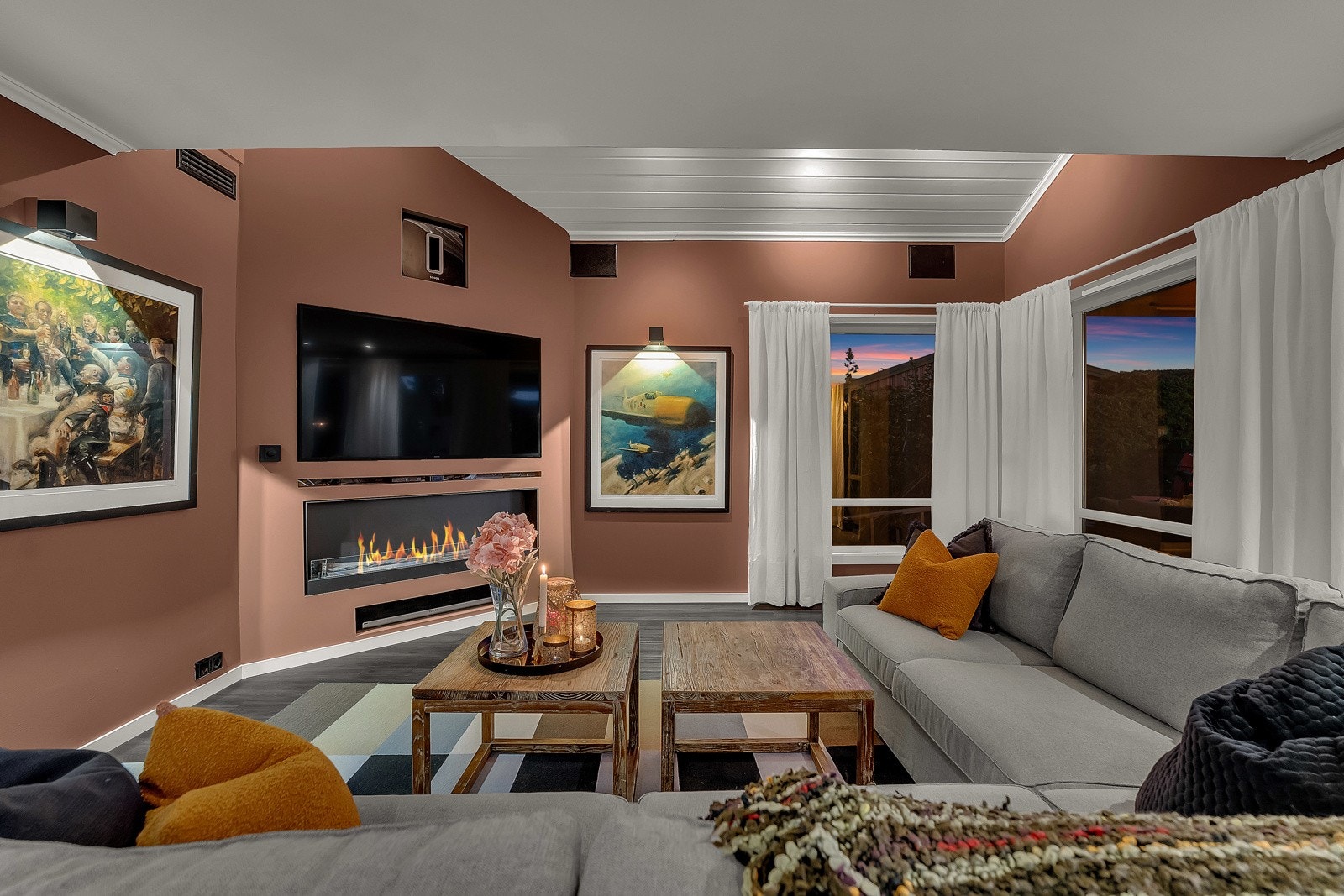 Denne delen oppleves som ekstra lun med innfelt bio-peis i hjørnet og avsatt plass for flatskjerm over peisen. Plate over bio-peis bør byttes da de blir for varmt opp til tv. Galleribilde